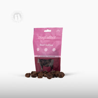 Dogfather Beef Softies hundgodis sett snett framifrån med godisbitarna synliga.