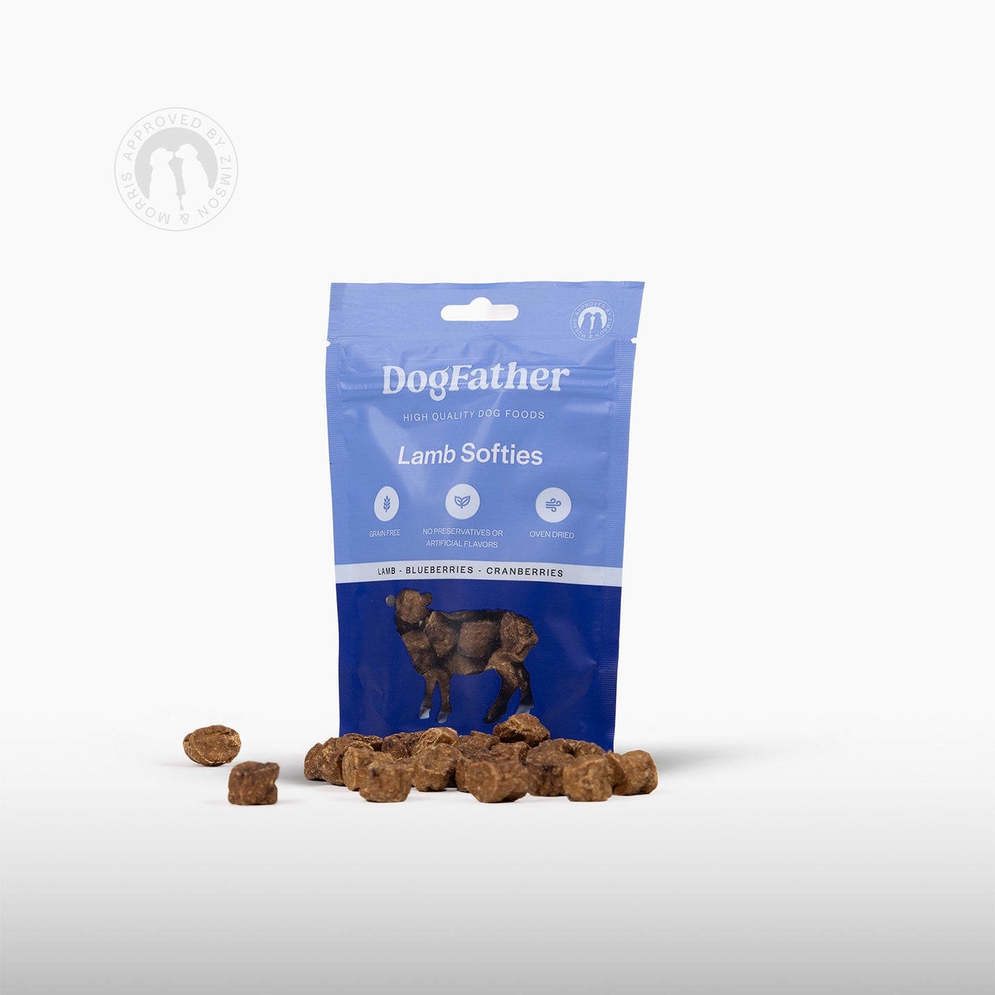 Dogfather Lamb Softies hundgodis sett snett framifrån med godisbitarna synliga.