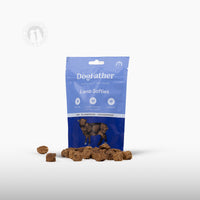 Dogfather Lamb Softies hundgodis sett snett framifrån med godisbitarna synliga.